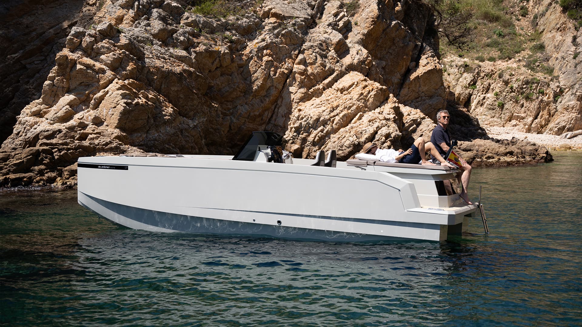 De Antonio Yachts E23 — variant 1